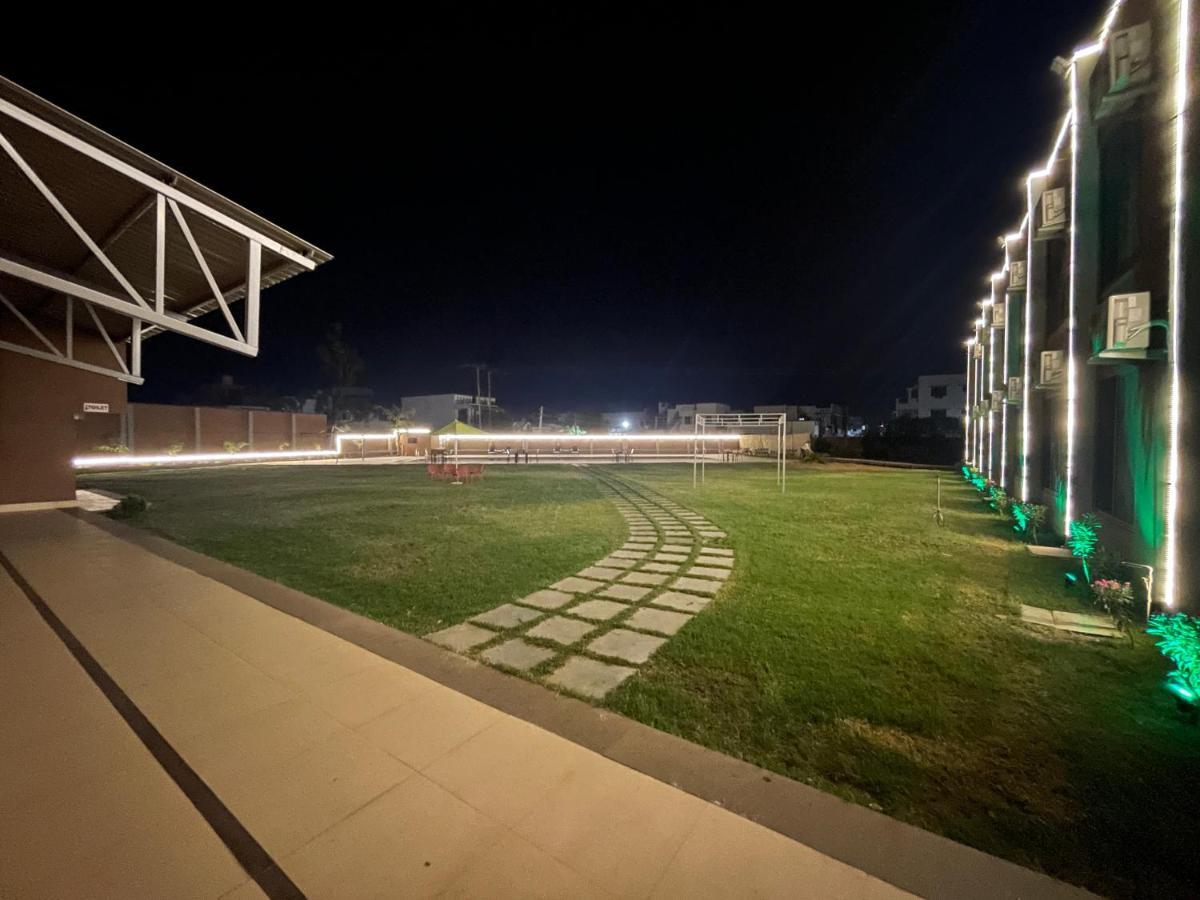 Heaven 7 Hotel & Resort Himatnagar Exterior photo